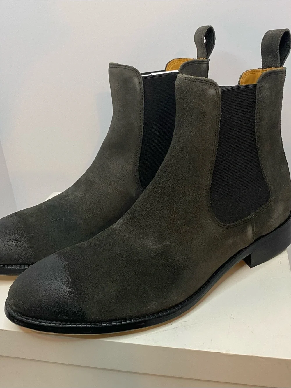 Quince Suede Chelsea Boot (Men’s 9) BRAND NEW Distressed
